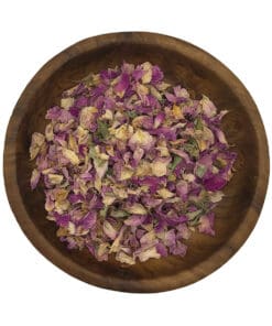 Houten kom gevuld met gedroogde bloemen, voornamelijk rozenblaadjes, op productpagina.