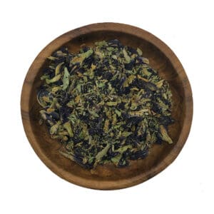Houten kom met Butterfly Pea bloemen als natuurlijke kleurstof, perfect voor kruiden online kopen.