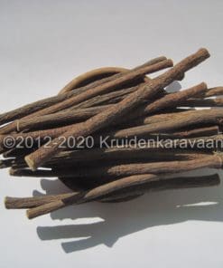 Zoethoutstokjes op een schaal, perfect om kruiden te bestellen voor natuurlijke smaakmakers.