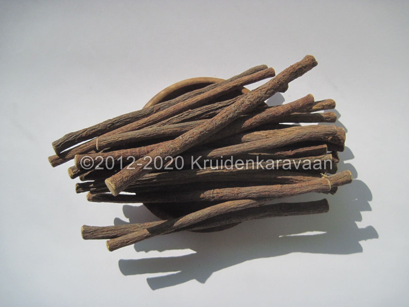 Zoethoutstokjes op een schaal, perfect om kruiden te bestellen voor natuurlijke smaakmakers.