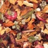 Close-up van losse frambozen thee met bosvruchten en kruiden, perfecte keuze voor Forest Fruit thee.