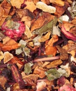 Close-up van losse frambozen thee met bosvruchten en kruiden, perfecte keuze voor Forest Fruit thee.