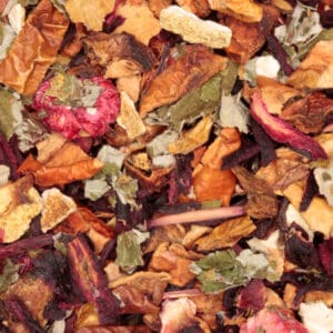 Close-up van losse frambozen thee met bosvruchten en kruiden, perfecte keuze voor Forest Fruit thee.