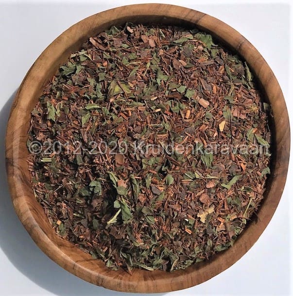Houten kom met losse rooibos thee, biologisch met munt en choco.