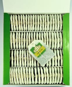 Open doos met zakjes Ahmad groene thee, ideale bron van antioxidanten voor een gezonde levensstijl.
