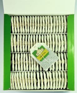 Open doos met zakjes Ahmad groene thee, ideale bron van antioxidanten voor een gezonde levensstijl.