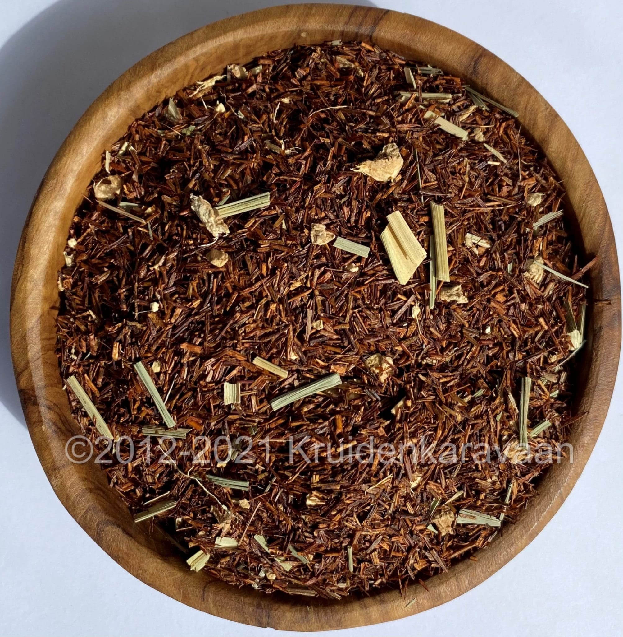 Houten kom met biologische Rooibos Lemon Ginger; ideaal voor wie detox thee kopen wil.