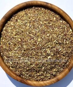 Houten kom met losse groene rooibos bio thee zonder cafeïne, ideaal voor een gezonde theepauze.