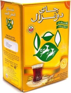 Gele doos Do Ghazal Kardemom thee uit Sri Lanka met theeglas op de verpakking.