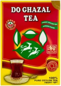 Verpakking van Do Ghazal Ceylon Zwarte Thee, thee uit Sri Lanka, met glas zwarte thee op de voorgrond.