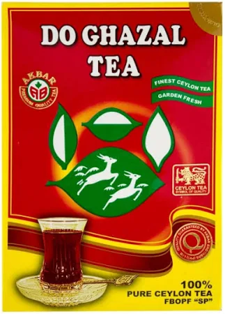 Verpakking van Do Ghazal Ceylon Zwarte Thee, thee uit Sri Lanka, met glas zwarte thee op de voorgrond.