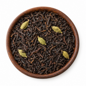 Sfeerbeeld van Ceylon thee met kardemom in een rond bakje; originele productverpakking in de galerij