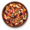 Forest Fruit thee als droog los product in een rond houten bakje op witte achtergrond