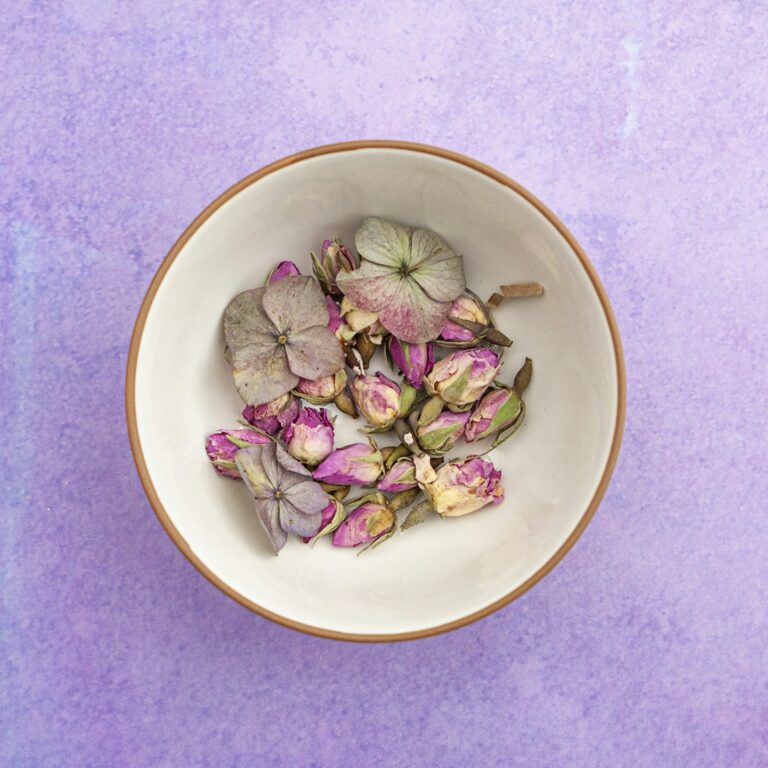 Kruidenthee met gedroogde bloemen