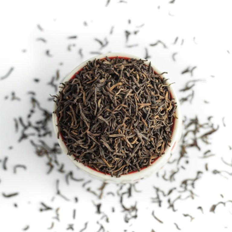 Losse zwarte theebladeren