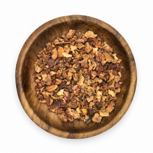 Gedroogde appelstukjes in een houten bakje