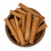Droog los product in rond houten bakje op witte achtergrond