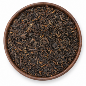 Pu Erh thee als losse droge thee in een rond houten bakje op witte achtergrond