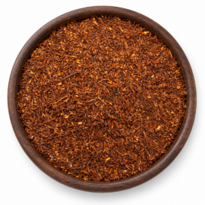 Rooibos puur als losse droge thee in een rond houten bakje op witte achtergrond
