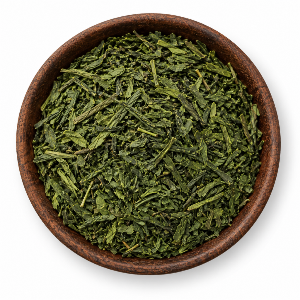Sencha groene thee als losse droge thee in een rond houten bakje op witte achtergrond