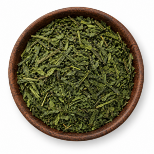 Sencha groene thee als losse droge thee in een rond houten bakje op witte achtergrond
