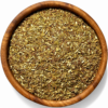 Biologische groene rooibos in een rond houten bakje op witte achtergrond
