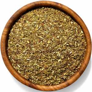 Biologische groene rooibos in een rond houten bakje op witte achtergrond