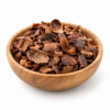 Biologische cacaodoppen in een houten schaaltje