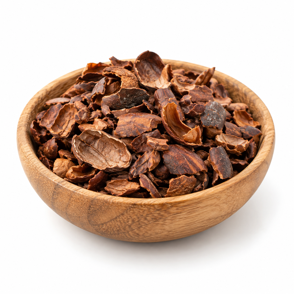 Biologische cacaodoppen in een houten schaaltje