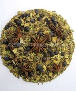 Gedroogde Sterrenmix kruidenthee, losse thee zonder cafeïne met steranijs en kruiden op een witte achtergrond.