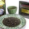 Gunpowder Special Chinese groene parel thee, losse thee kopen in een groene schaal met theekop en verpakking.