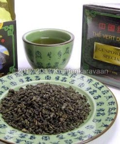 Gunpowder Special Chinese groene parel thee, losse thee kopen in een groene schaal met theekop en verpakking.