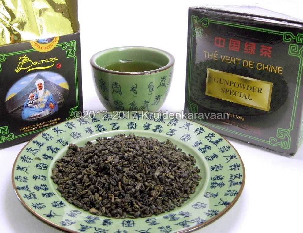 Gunpowder Special Chinese groene parel thee, losse thee kopen in een groene schaal met theekop en verpakking.