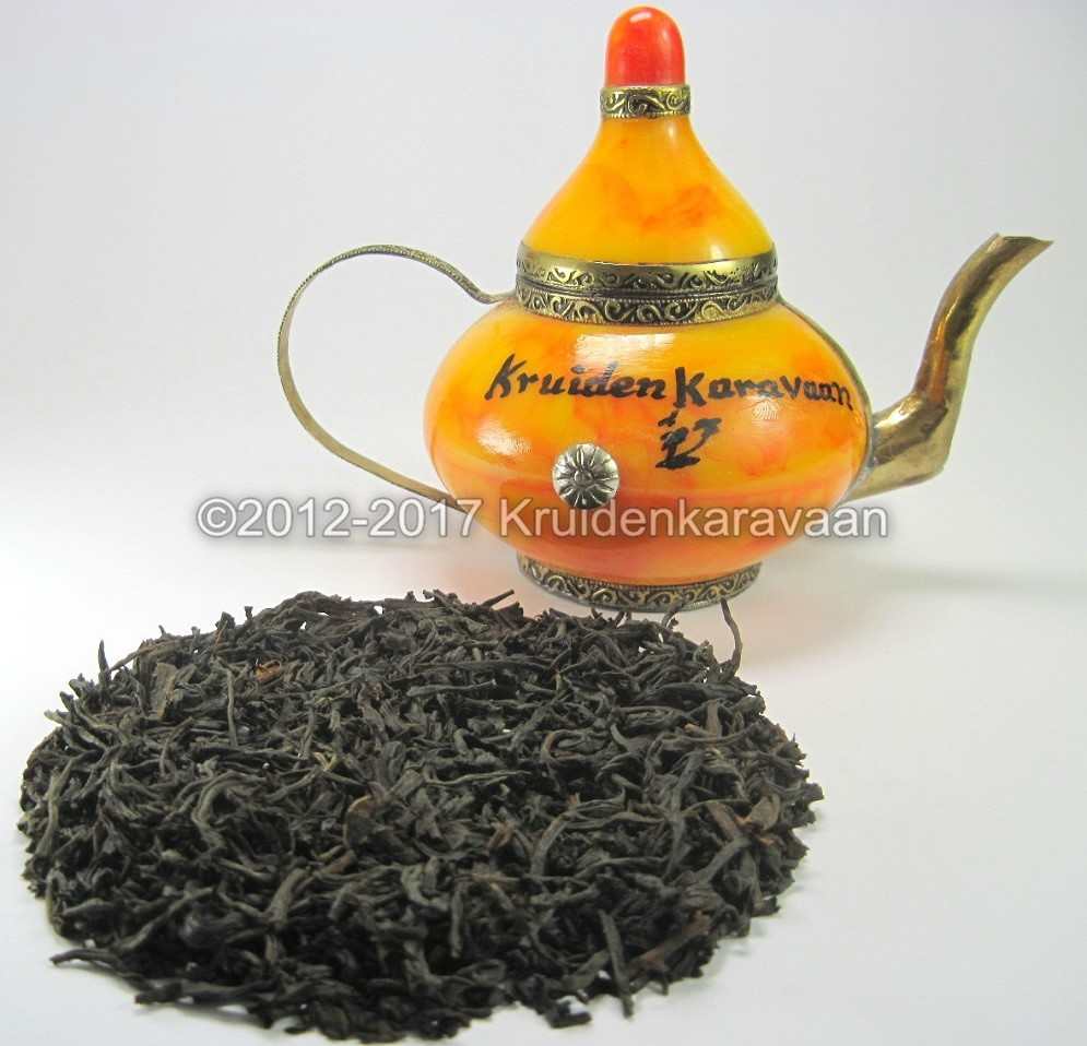 Losse orange pekoe thee met oosterse theepot op productpagina voor Oranje Pecco ontbijtthee online kopen.