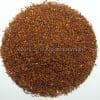 Losse Zuid-Afrikaanse rooibos thee, cafeïnevrije thee met een warme roodbruine kleur op een witte achtergrond.