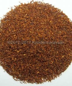 Losse Zuid-Afrikaanse rooibos thee, cafeïnevrije thee met een warme roodbruine kleur op een witte achtergrond.